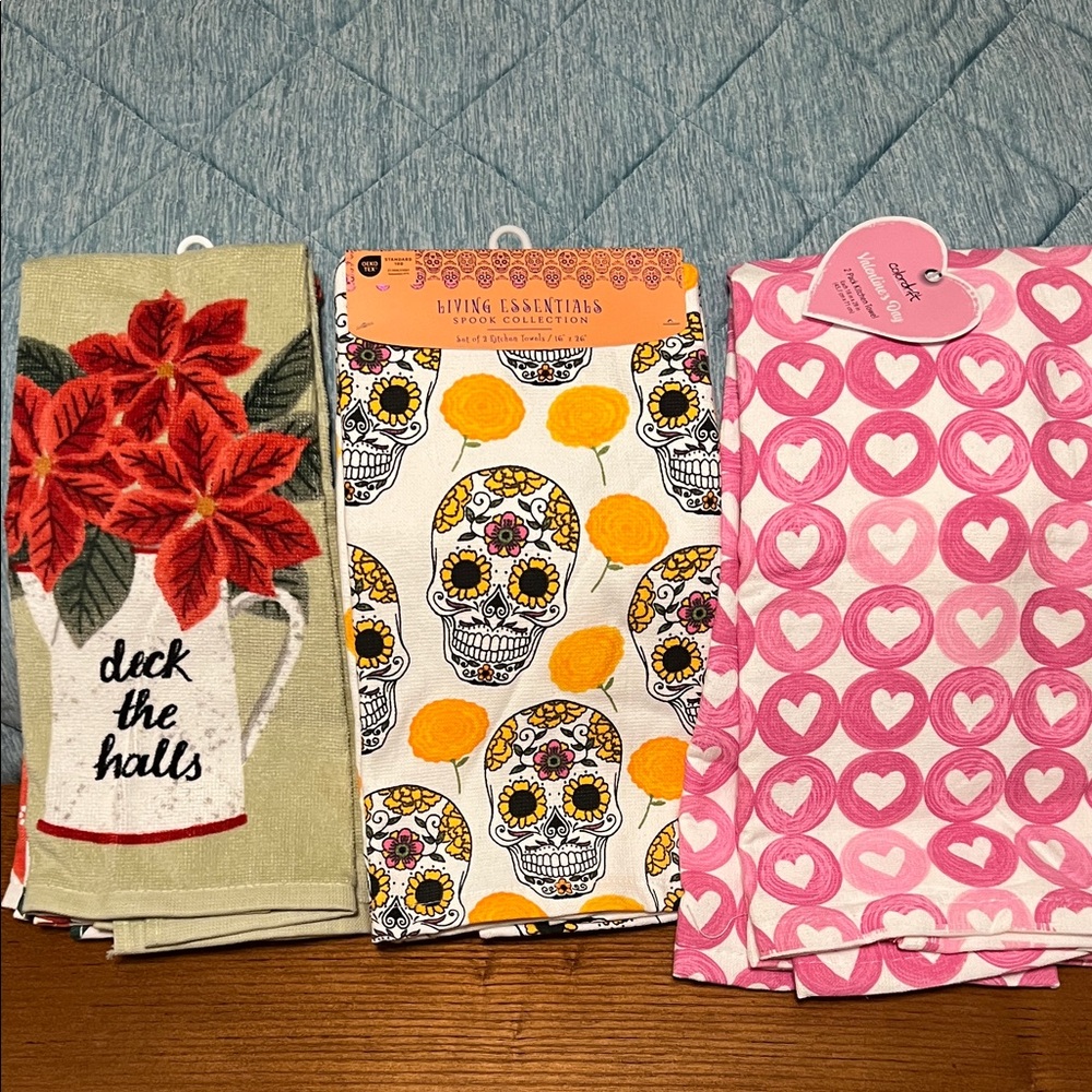 NWT , 3 SETS OF HOLIDAY KITCHEN TOWELS,
2 CHRISTMAS, 2 VALENTINE, 3 HALLOWEEN